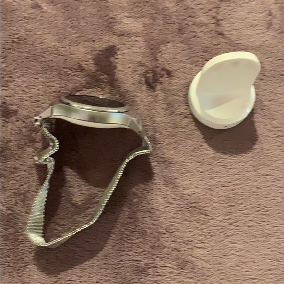 Samsung Galaxy Smart Watch with charger - Picture 2 of 4